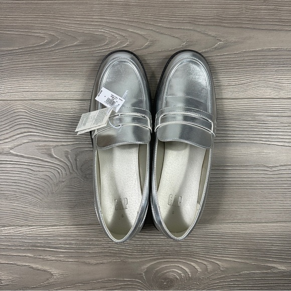 NWT Gap Metallic Silver Loafers - WOMENS SIZE 8 - Picture 1 of 4